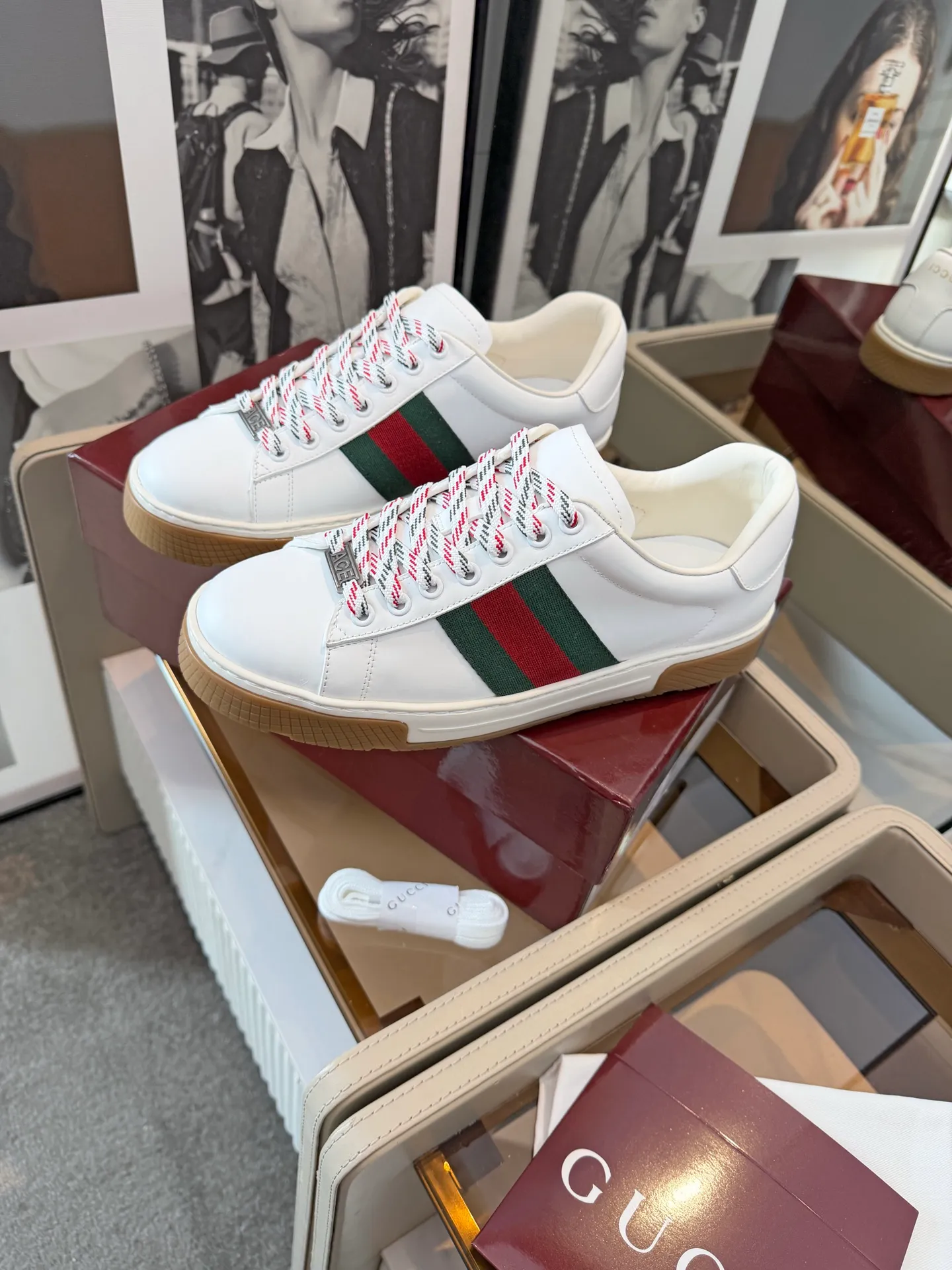 [G Home] P: 580💰 Men's model, Sizs: 39-44 (customized at 45) GUCCI classic design, casual elements, catwalk model. This pair of top-quality GUCCI shoes, with pure white as the main tone, shows elegance. The iconic red and green webbing embellishment instantly demonstrates the brand's charm and trendy attitude without the need for too many words. The upper material is delicate and feels comfortable, making every step feel like walking on the clouds. Exquisite details, such as shiny decorations and unique metal buckles on the shoes, add highlights to the overall look, giving off a unique brilliance inadvertently. Whether paired with casual jeans for a casual look or paired with a simple dress for a gentle and romantic look, it can be easily worn and becomes a versatile item in your wardrobe. Choose it and embark on a journey that combines style and comfort, making every trip a fashion show.